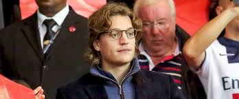 Dans le magazine gala paru jeudi 20 février, un proche raconte comment la troisième épouse de nicolas sarkozy a apaisé leurs relations, a contrario de cécilia sarkozy, mère de louis. Nicolas Sarkozy Qui Est Jean Son Enfant Le Plus Discret