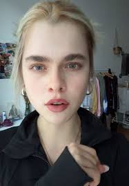 „THERESA HAST DU MEINE PINZETTE GEKLAUT😡“