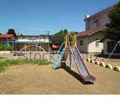 Cada mes, más de 30 millones de jugadores de todo el mundo juegan sus juegos favoritos en país de los juegos. Un Patio De Recreo Tradicional De La Escuela Primaria Japonesa Con Un Tobogan Columpios Y Neumaticos Con Edificios En El Fondo En Un Dia Soleado En El Japon Rural Fotografia De Stock Alamy