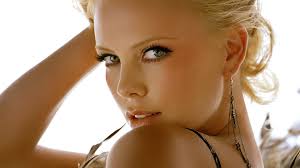 The rarity of green eyes makes them really stand out, especially when a celebrity has them. 4516873 Blonde Women Actress Short Hair Pink Lipstick Green Eyes Charlize Theron Wallpaper Mocah Hd Wallpapers