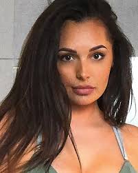 Gia nhập hội WAGs Arsenal, người đẹp nóng bỏng gây khó hiểu khi "khóa môi"  bạn cùng giới