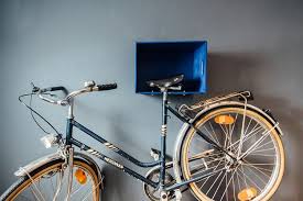 Fahrradaufbewahrung In Der Grossstadt Ist So Ein Ding Hat Man Keinen Sicheren Keller Oder Eine Panzerke Fahrrad Wandhalterung Fahrrad Aufbewahrung Damenfahrrad