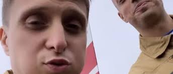 De son côté, emmanuel macron s'était engagé à faire apparaître le portrait des deux hommes lors d'une allocution. Vjimsbn8pd22sm