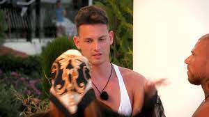 Hosted by rapper and actor romeo, the terrifying social experiment/reality show brings together singletons from shows such as the. Ex On The Beach Max Kassiert Eine Heftige Ohrfeige