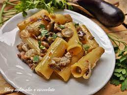 Spellate la salsiccia e rosolatela in una padella antiaderente con il peperoncino, dopo pochi minuti aggiungete le melanzane e preoseguite la cottura a fiamma media per 10 minuti mescolando spesso. Pasta Con Melanzane Salsiccia E Olive