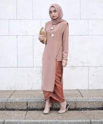 Tampilan ini memberikan kesan yang simple, casual dan rapi. Model Kebaya Wisuda Modern Simple Casual Hijab Outfit Model Pakaian Baru Busana Hijab Modern