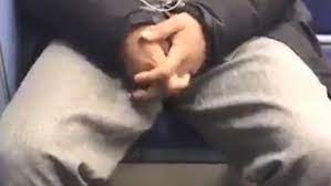 Elle décide de le filmer. Un Homme Se Masturbe Devant Elle Dans Le Metro Parisien Elle Le Filme Et L Expose
