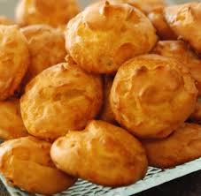 Les Gougeres Sont Des Specialites Bourguignonnes Et Franc Comtoises Faites De Pate A Choux Et De Fromage Le From Recette Facile Recette Apero Facile Gougeres