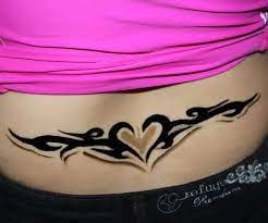 Le fait est que c'est un le modèle le plus populaire qui est utilisé pour le bas du dos tatouages de femmes est le style tribal. Joli Tatouage Tribal Pour Femme Coeur Bas Du Dos Tatouage Femme