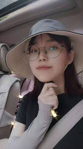 眼镜妹之家on X: 『最爱眼镜妹第56期』［投稿］短发眼镜妹，最后一张有春哥的感觉。＃自信女人＃眼镜妹＃眼镜控＃反差＃清纯女大＃