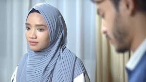 Başlangıçta, ilişkileri amzar'ın avukat olarak bir iş aradığı sırada alisha, amzar ailesine yardım ettiği için ilişkileri çok iyi ve ahenkliydi. Patahnya Sebelah Sayap Istimewa Ramadan Raya Episod 1 Facebook