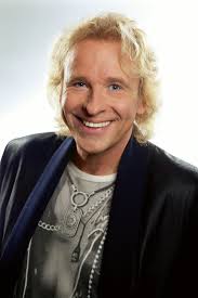 Er wurde besonders als moderator der fernsehshow wetten, dass.? Maxi Media Produziert Rock Pop Geschichte Mit Thomas Gottschalk