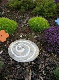 Betonteller Mit Goldspray Und Dekokies Als Gartendeko Goldspray Beton Kunst Und Betonkunst