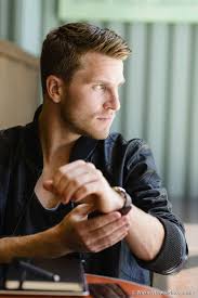 Il biondo platino, in stile peaky blinders, irresistibile e misterioso. Colorazione Uomo Come Diventare Biondo