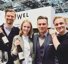 Er habe sich dann aber so hartnäckig gehalten, dass er immer wieder post an „joachim c. So Schmeckt Der Wein Von Joko Schweighofer Captaincork