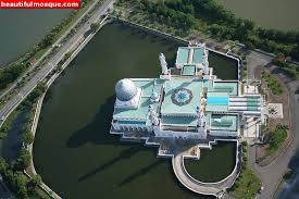 Masjid terapung ini memiliki ruang ibadah yang besar dan tiga madrasah. Masjid Bandaraya Kota Kinabalu Tempat Menarik Di Sabah Tempat Menarik