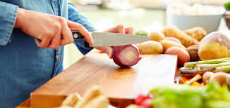 Oeil rouge qui pique les yeux qui piquent : Comment Ne Plus Pleurer Lorsque L On Coupe Un Oignon Cuisine Madame Figaro