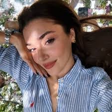 Gloria Dowling's Instagram, Twitter & Facebook