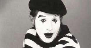 Life in Pieces' features mime, opera and message of love