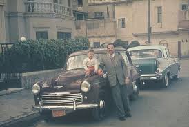 صورة جميلة لإحدى العوائل البغدادية الكريمة في فترة الخمسينات In 2020 Old Photos Photo Antique Cars