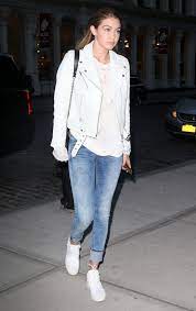 Gigi Hadid S Poofy Sleeves Make A Statement At Milan Fashion Week Jaquetas De Couro Branco Roupas Com Jaqueta De Couro Ideias Fashion