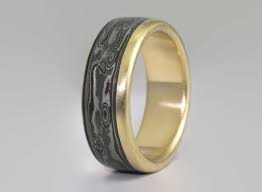 Anillo De Mokume Gane Y Oro Amarillo Alianza En Oro Amarillo Sortija Original Para Hombre Mens Wedding Bands Mens Yellow Gold Wedding Bands Mens Gold Wedding Band