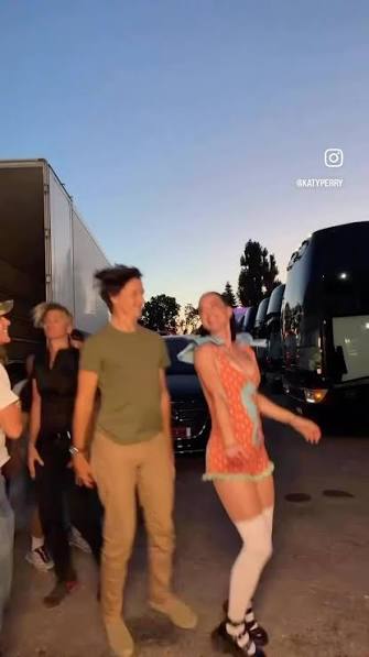 🇨🇦🎬 Justin Trudeau Makes Surprise Appearance in Katy Perry Music Video 🎬🇨🇦 🚨 Social media users are reacting after Justin Trudeau, who served as Canada's Prime Minister until last year, was spotted