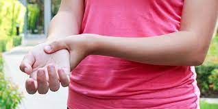  4 i it's also called cell phone elbow.  7 it's similar to carpel tunnel syndrome, which is pain in your thumb and index finger caused by the irritation or entrapment of the median nerve in your wrist. Is This Serious Why Is My Pinky Finger Numb