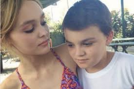Jack john john christopher depp iii, también conocido como jack depp, hijo del legendario actor de hollywood johnny depp, ciertamente está en el camino del estrellato con los paparazzi siguiéndolo las 24 horas del día, los 7 días de la semana. Filho De 16 Anos De Johnny Depp Esta Sofrendo Graves Problemas De Saude Monet Celebridades