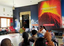 Seorang pemain timpani dan sepasang musikus kontrabas di sisi panggung berlantai kayu mengapit 25 orang lain pemain biola, viola atau biola alto yang bernada rendah, selo, flute, hobo, klarinet, bassoon. Ayso Bandung Perkenalkan Harmoni Musik Klasik Di Museum Geologi Bandung Prabu News