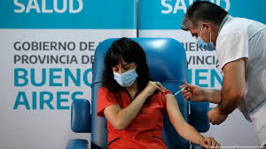 Una enfermera del hospital universitario de sincelejo, en el departamento de sucre, fue la primera en recibir el antígeno. Argentina Reporto 317 Casos Adversos En Los Vacunados Con La Sputnik V Coronavirus Dw 01 01 2021