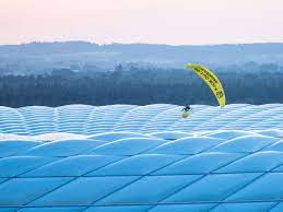 Ein aktivist von greenpeace landet in der arena zur aktion „kick out oil. Em 2021 Greenpeace Aktivist Stand Wohl Vor Abschuss Man Hat Von Scharfschutzen Abgesehen Panorama