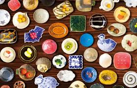 今 大人気の豆皿 手のひらサイズで 本当にかわいいですよね たくさん集めればホームパーティーのテーブルコーディネートにも 普段使いにも大活躍します プチプラできる100均でコレクションしてみませんか 皿 食器 陶器