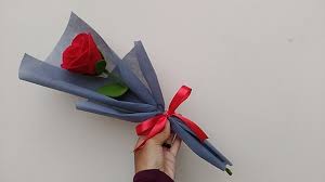 Berbagai macam buket bunga dapat dipilih seperti buket bunga mawar, bunga daisy, bunga lily, atau mixed dari berbagai jenis bunga. Wrapping Single Felt Rose Easy Cara Membungkus 1 Tangkai Mawar Flanel Mudah Youtube