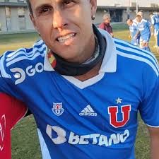 Buen día junto a Jhonny Herrera en el relanzamiento del Libro "2011" La  Historia de un equipo rebelde. #futbolchileno #udechile #seleccionchilena  #vidal #universidaddechile #colocolo #alexissanchez #udechileoficial  #colocolooficial #udechilegram