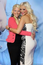 Dies musste jetzt auch daniela katzenbergers schwester erfahren, deren op dramatische entwicklungen annahm. Filmpremiere Frauchen Und Die Deiwelsmilch Mit Daniela Katzenberger Magazin Seitenstopper