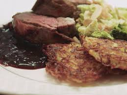 Kalbsfilet Im Speckmantel Mit Mandel Rahm Wirsing Rotwein Schalotten Sosse Rezept Rezept Kalbsfilet Das Perfekte Dinner Rezepte