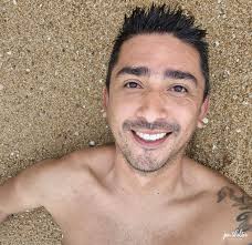 Yo subiéndome el pantalón hasta arriba para que no se me note la panza: