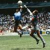 Maradona faustete den ball über shilton. 1