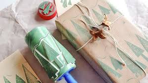 Letakkan kotak hadiah dengan posisi kertas kado seperti apda gambar. 10 Kreasi Bungkus Kado Yang Mudah Ditiru Dan Memberikan Kesan Mewah Pada Hadiahmu