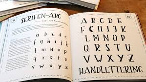 Fruher Als Schonschreiben Ein Schulfach Wie Lesen Und Rechnen War Und Benotet Wurde War Eine Gepflegte Handschrift Ein Ausweis Fur Gute Schulische Leistung Buchstaben Als Kunst News Esslinger Zeitung Handlettering ist schließlich die kunst, buchstaben zu zeichnen, und diese können viele formen und größen annehmen, von traditionellen buchstaben bis hin zu komplizierten, detaillierten buchstaben. esslinger zeitung