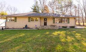 Great Family Home In New Berlin Large Backyard New Berlin Backyard