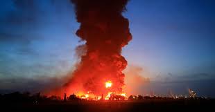 Api yang melalap fasilitas energi itu terlihat dari jarak sejauh 5 kilometer. Gkjmvxjp Mn Fm