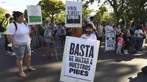 14.02.2022 · los padres de lucas gonzález, el adolescente de 17 años asesinado de un balazo policial en el barrio porteño de barracas en noviembre pasado presentaron hoy ante el consejo de la magistratura la denuncia contra el juez de la causa por mal desempeño de sus funciones y prevaricato, así lo informó el abogado de la familia, gregorio dalbón. Violencia Institucional Internaron De Urgencia A La Madre De Lucas Gonzalez