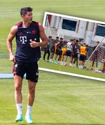 So wurde robert lewandowski zum muskelprotz | sport1. Fc Bayern Robert Lewandowski Nach Muskel Show Gleich An Die Taktik Tafel Bundesliga Bild De