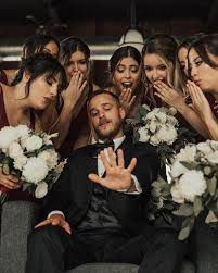 Videos zu drehen ist ein hobby von mir und eine meiner liebsten freizeitaktivitäten, auch wenn ich dieses drehbuch für eine videobotschaft zur hochzeit von freunden kann man nach belieben zum schluss noch ein rat: Holen Sie Sich Ein Ring Dreht Kopfe Ob Es Ein Bling Ein Kleid Oder Einen Ort Wir Konnen Helfen Was Fur Fotos Hochzeit Hochzeitsfoto Idee Hochzeit Bildideen