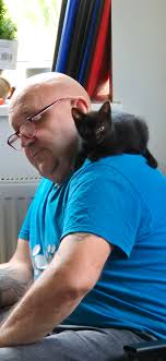 We have this kitten from a rescue that stan has helped to eat properly, he  now needs a forever family, he's very good with dogs as you can imagine 🥰