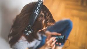 Queste frasi vengono da fonti esterne e potrebbero essere non accurate. Perche Ascoltare Musica Triste Ci Fa Sentire Meglio
