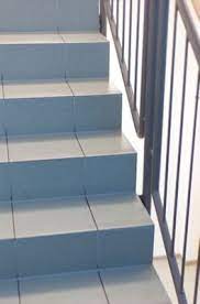 Steintreppen aus werkstein (beton, porenbeton etc.) oder naturstein; Treppe Fliesen