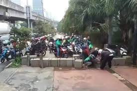 Jangan menyeberang di sembarang tempat. Jangan Sembarangan Motor Lewat Trotoar Bisa Denda Rp 500 000